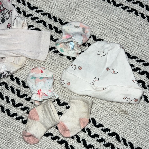 7 Piece Newborn Baby Bundle - Picture 2 of 9